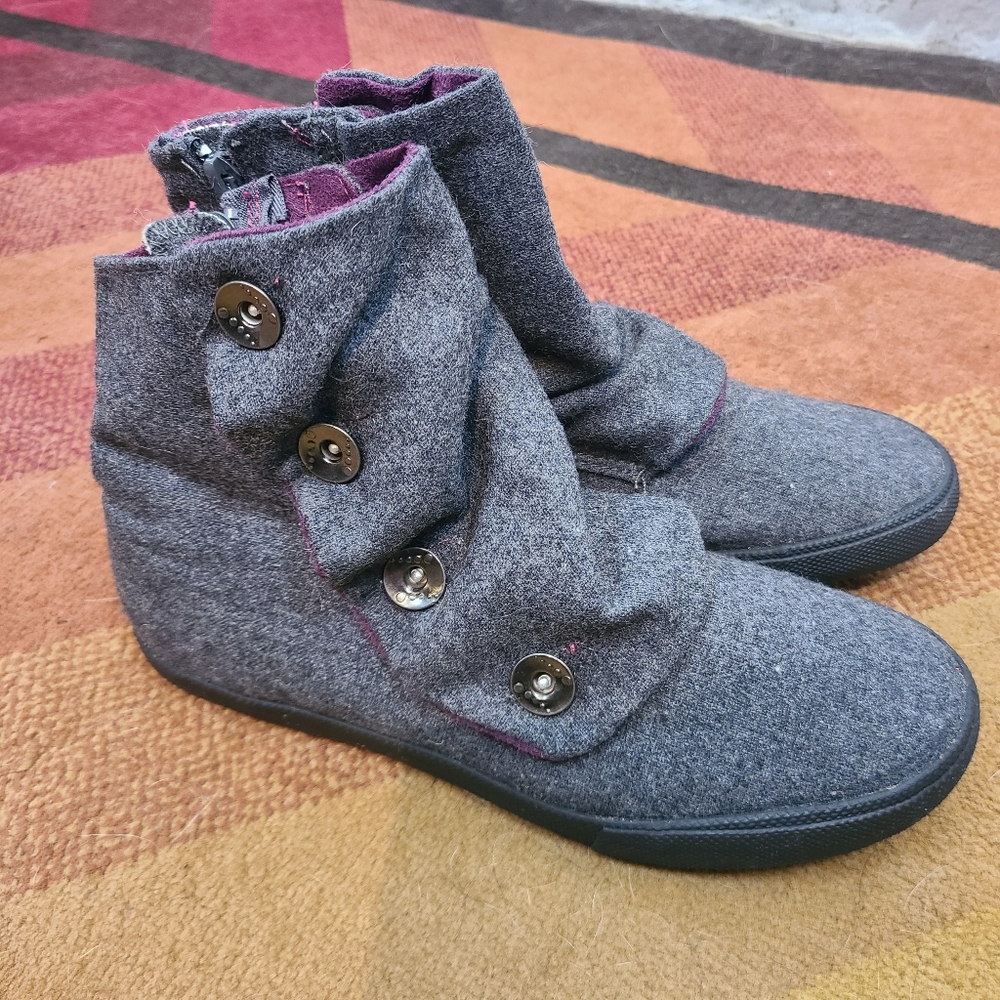 Stylish Gray Button-Up Boots Hot Tamale size 7 booties felt material slouch look
